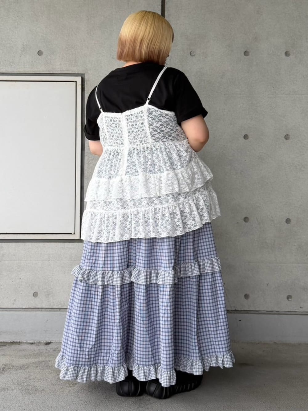 ブルー系のスカート、ホワイト系のチュニック、ブラック系のTシャツ/カットソーを着用したレディースの夏コーディネートの4枚目の写真