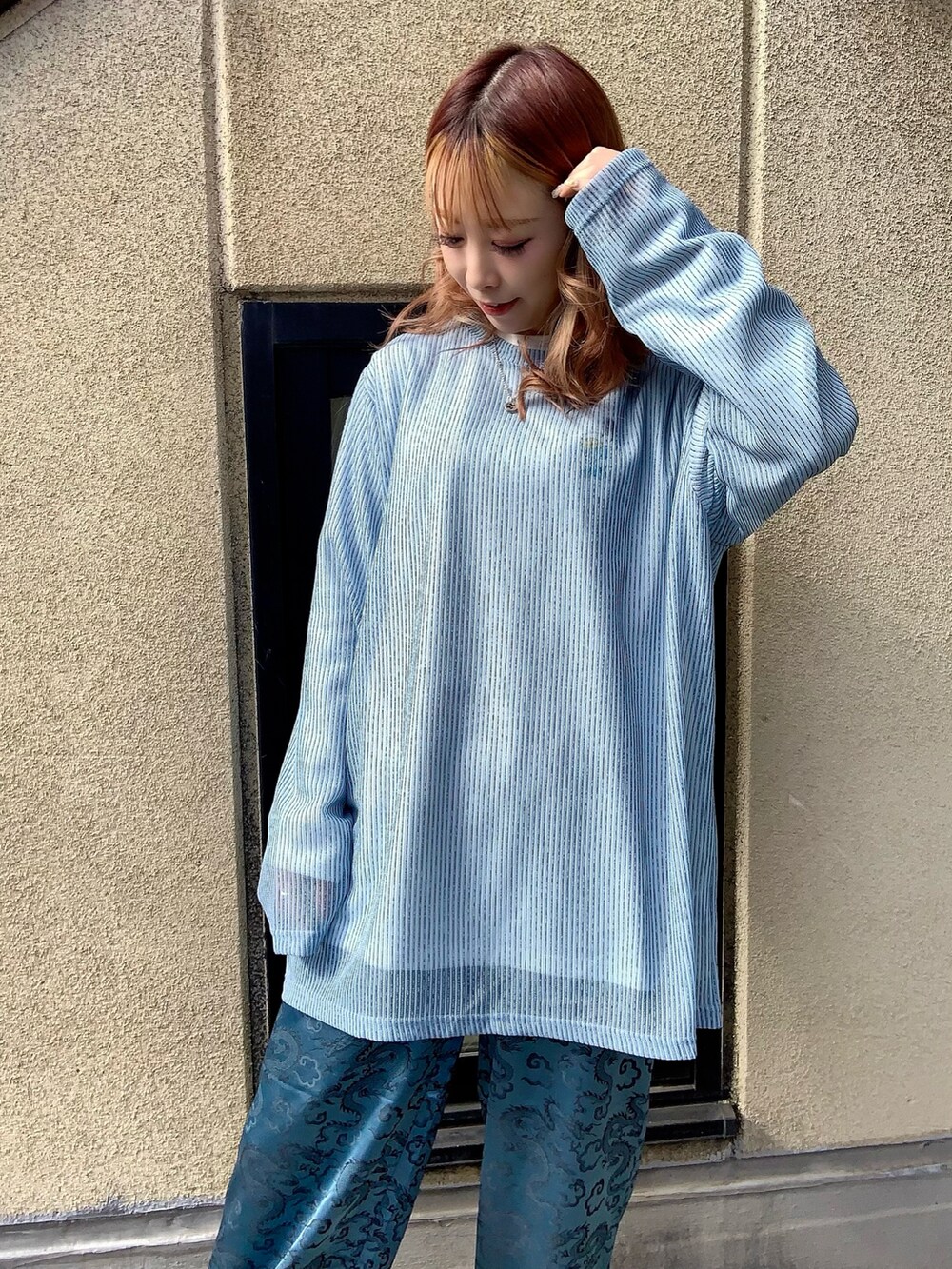 ブルー系のTシャツ/カットソー、ブルー系のその他パンツ、ホワイト系のTシャツ/カットソーを着用したレディースの冬コーディネートの2枚目の写真