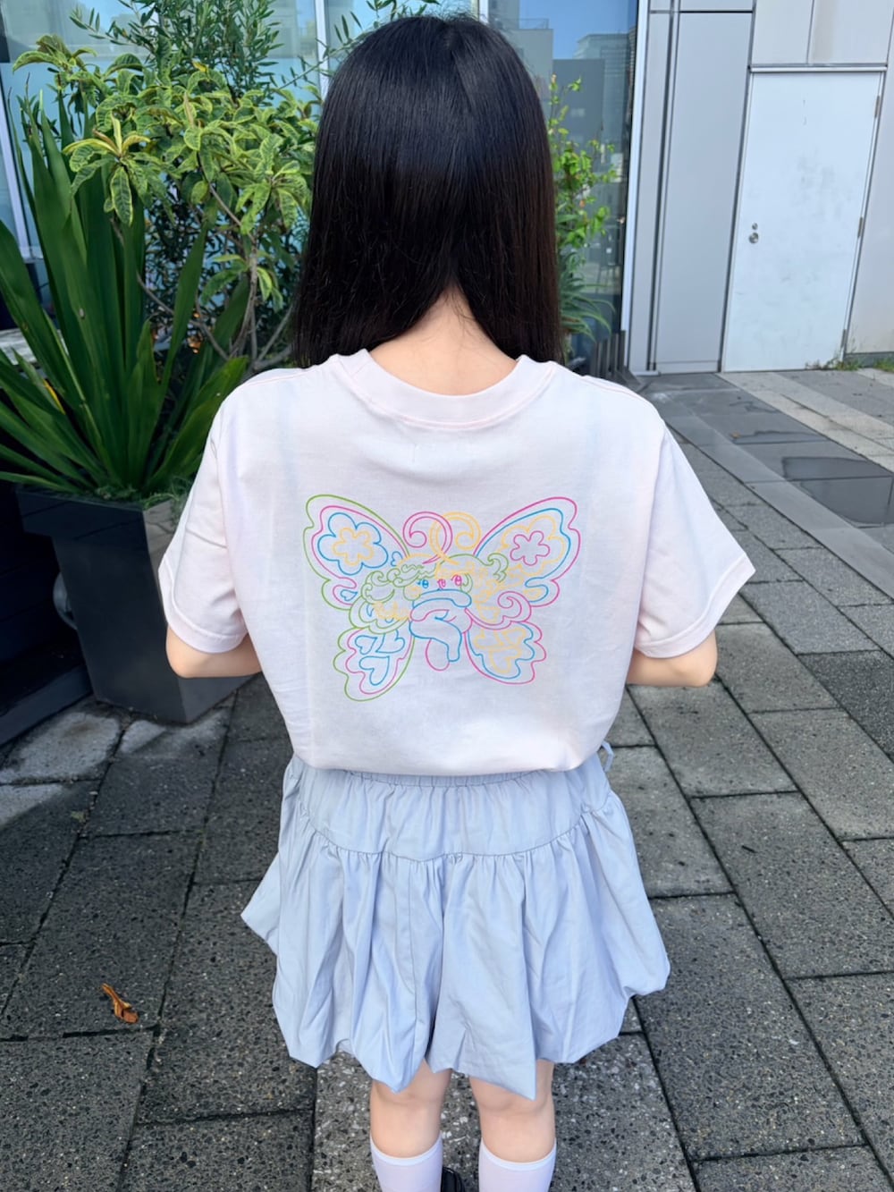 グレー系のスカート、ピンク系のTシャツ/カットソーを着用したレディースの夏コーディネートの6枚目の写真