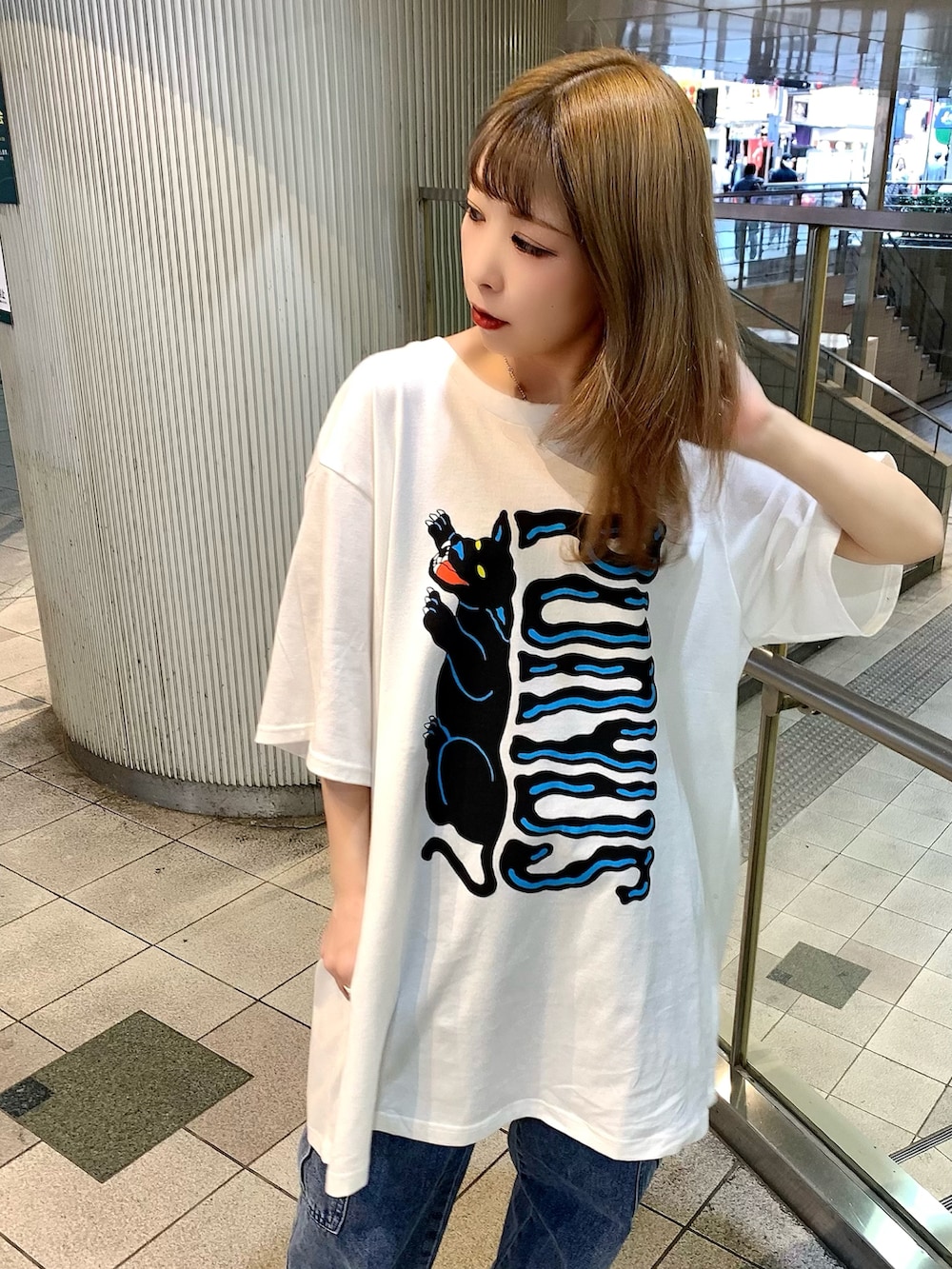 ホワイト系のTシャツ/カットソー、パープル系のナイロンジャケット、ブルー系のデニムパンツを着用したレディースの春コーディネートの3枚目の写真