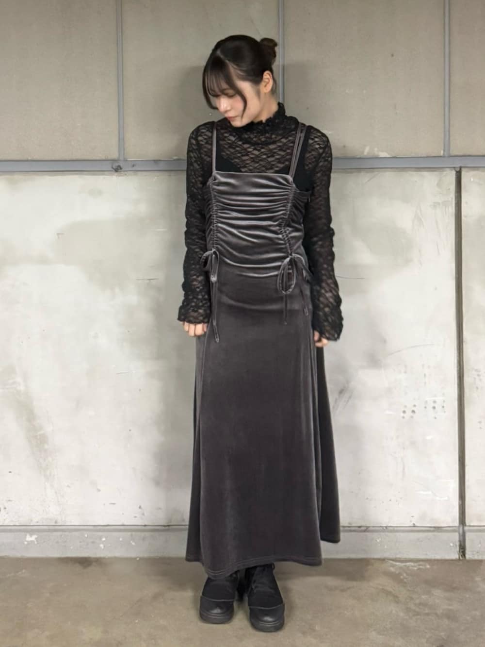 グレー系のワンピース、ブラック系のTシャツ/カットソーを着用したレディースの春コーディネートの2枚目の写真