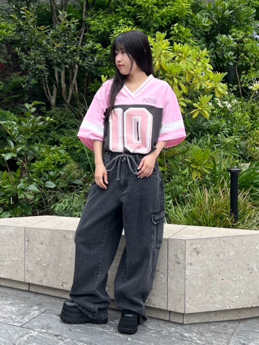 ブラック系のデニムパンツ、ピンク系のTシャツ/カットソーを着用したレディースの夏コーディネートの2枚目の写真