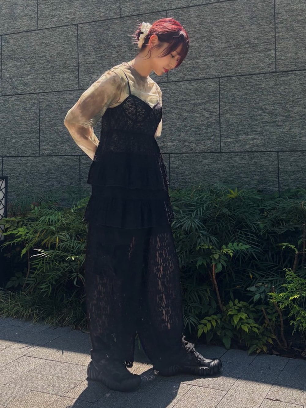 ブラック系のカーゴパンツ、ブラック系のワンピース、グリーン系のTシャツ/カットソーを着用したレディースの夏コーディネートの3枚目の写真