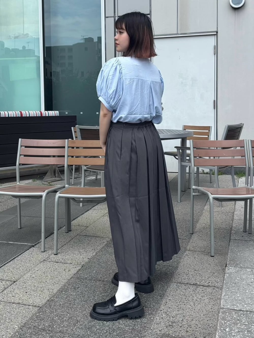 グレー系のスカート、ブルー系のシャツ/ブラウスを着用したレディースの夏コーディネートの4枚目の写真