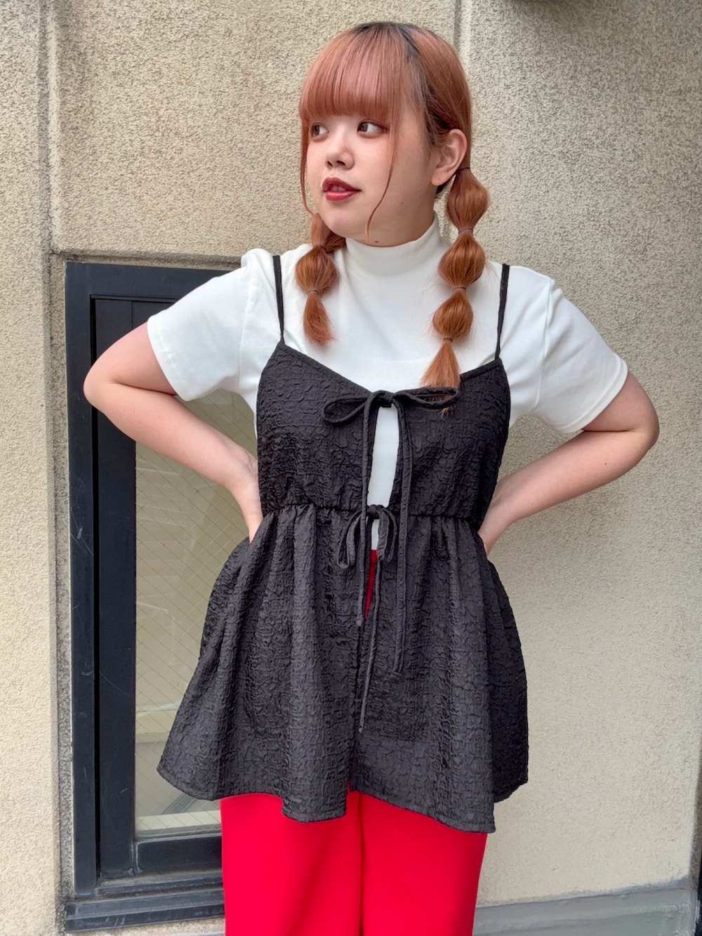 レッド系のその他パンツ、ブラック系のキャミソール、ホワイト系のTシャツ/カットソーを着用したレディースの春コーディネートの2枚目の写真