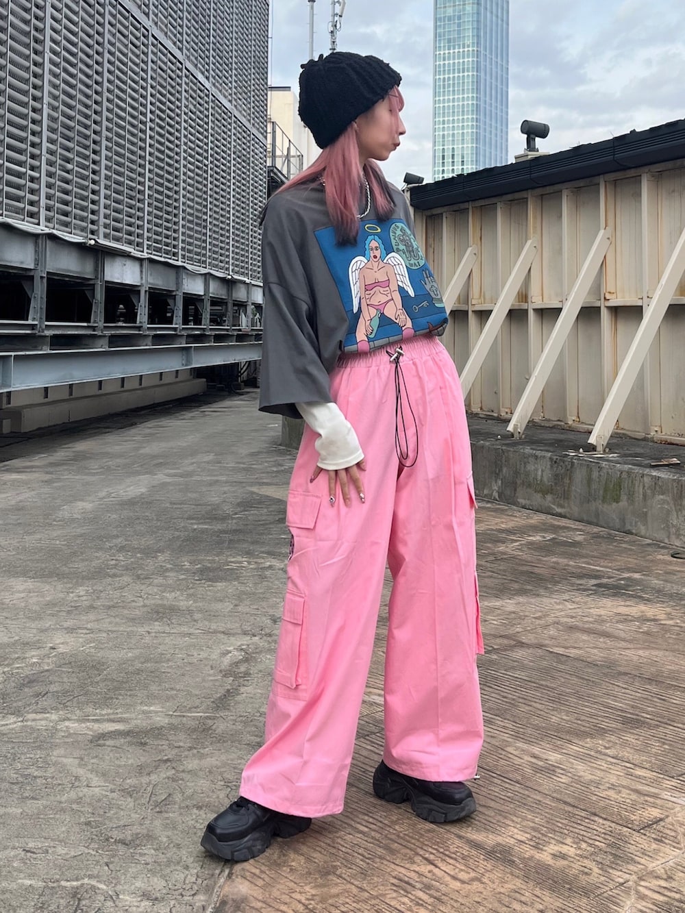 ブラック系のTシャツ/カットソー、ピンク系のカーゴパンツ、ホワイト系のTシャツ/カットソーを着用したレディースの秋コーディネートの3枚目の写真