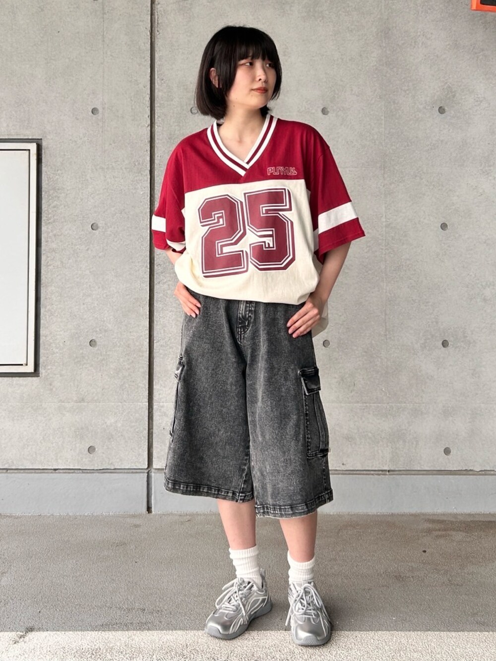 ブラック系のデニムパンツ、ブラック系のデニムパンツ、ブラック系のTシャツ/カットソーを着用したレディースの夏コーディネートの3枚目の写真