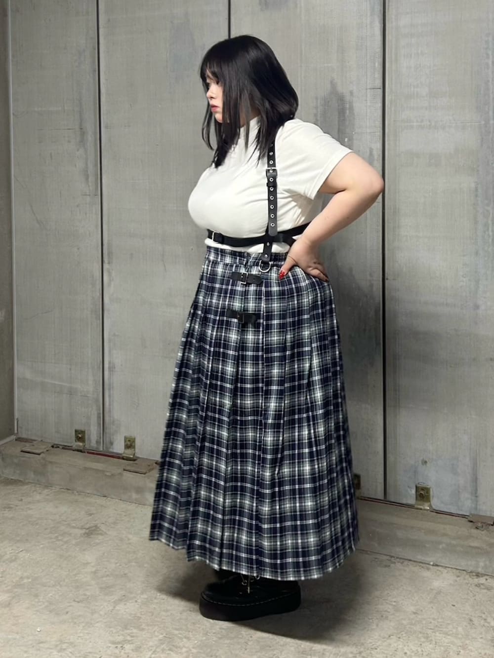 ブルー系のスカート、ホワイト系のTシャツ/カットソー、ブラック系のベルトを着用したレディースの春コーディネートの3枚目の写真