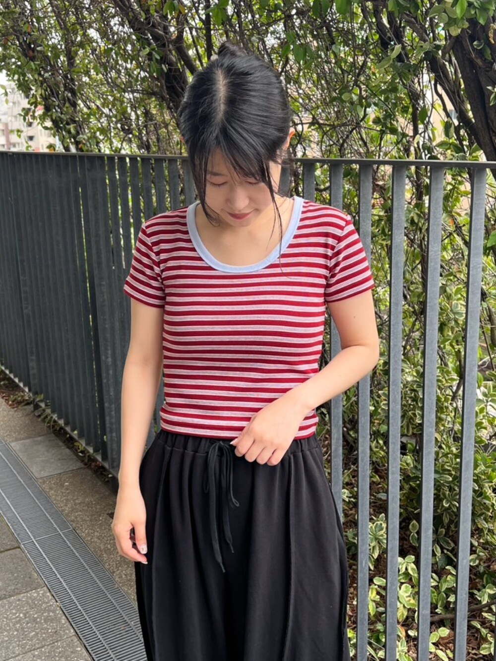 ブラック系のスウェットパンツ、レッド系のTシャツ/カットソーを着用したレディースの夏コーディネートの5枚目の写真