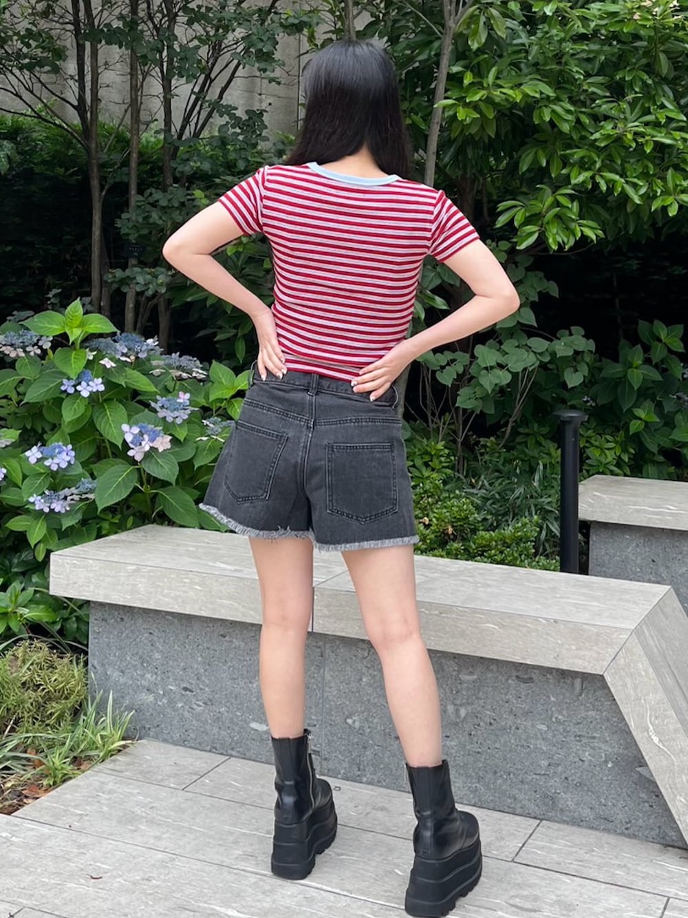 ブラック系のデニムパンツ、レッド系のTシャツ/カットソーを着用したレディースの夏コーディネートの5枚目の写真