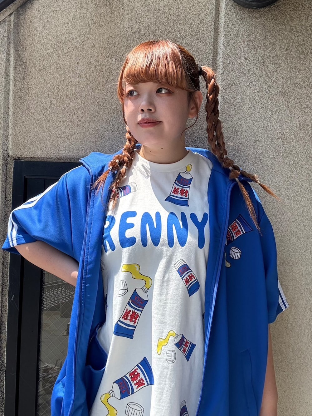 ブルー系のその他パンツ、ブルー系のジャージ、ブルー系のTシャツ/カットソーを着用したレディースの夏コーディネートの3枚目の写真