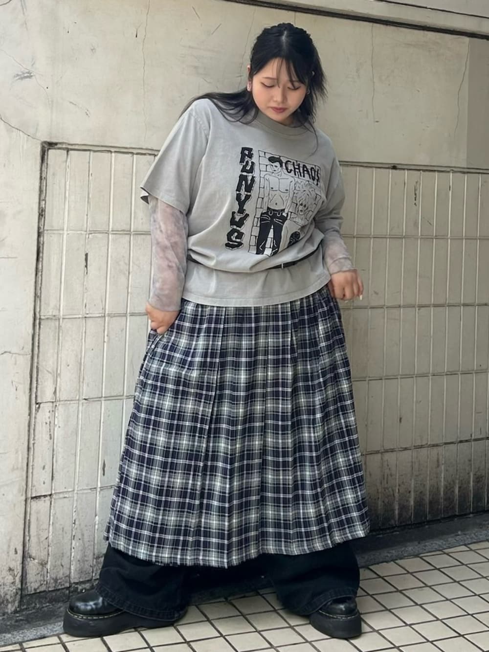 グレー系のTシャツ/カットソー、グレー系のTシャツ/カットソー、ブルー系のスカートを着用したレディースの夏コーディネートの2枚目の写真
