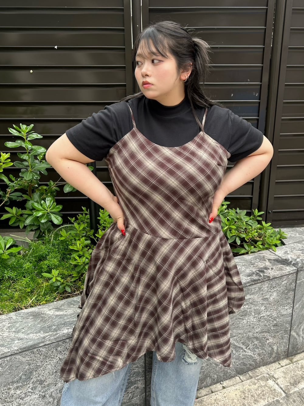 ブルー系のデニムパンツ、ブラウン系のワンピース、ブラック系のTシャツ/カットソーを着用したレディースの夏コーディネートの4枚目の写真