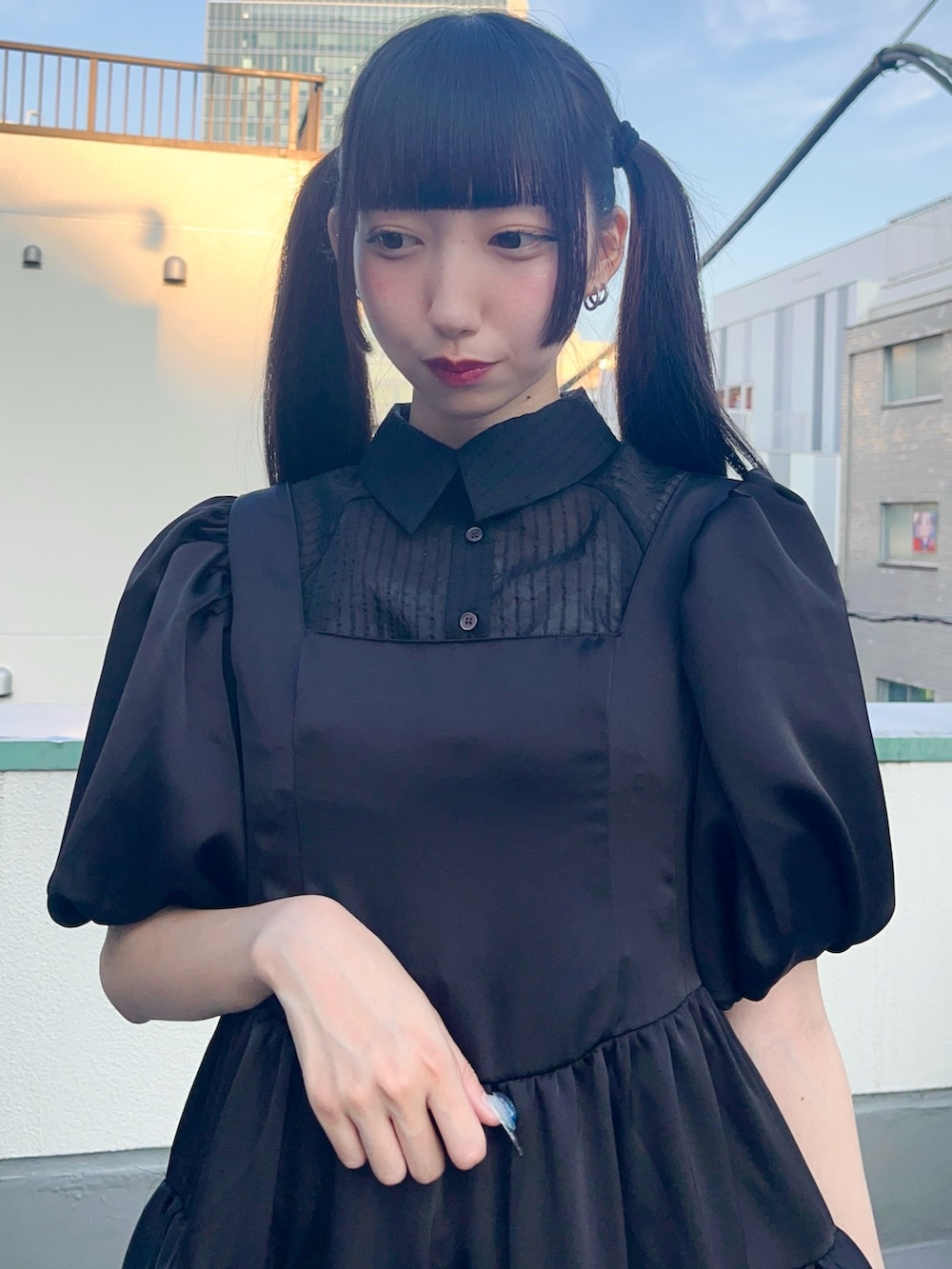ブラック系のワンピース、ブラック系のシャツ/ブラウスを着用したレディースの夏コーディネートの6枚目の写真