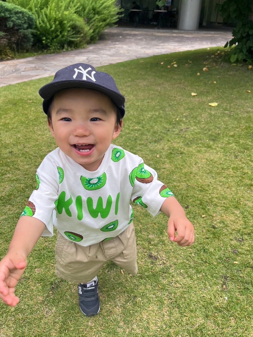 グリーン系のTシャツ/カットソーを着用したレディースの夏コーディネートの3枚目の写真