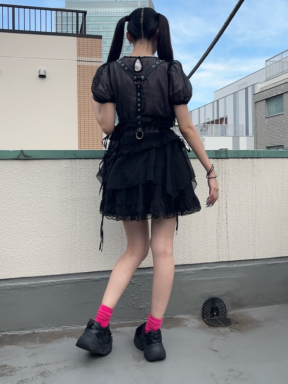 ブラック系のワンピース、ピンク系のTシャツ/カットソー、ブラック系のスカートを着用したレディースの夏コーディネートの4枚目の写真