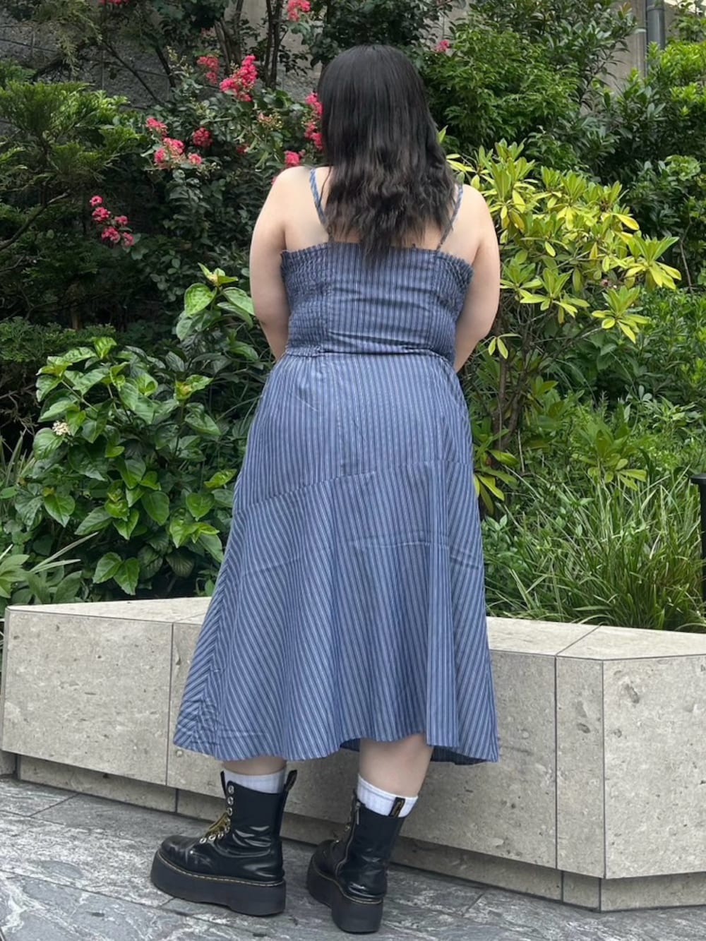 グレー系のワンピースを着用したレディースの夏コーディネートの5枚目の写真