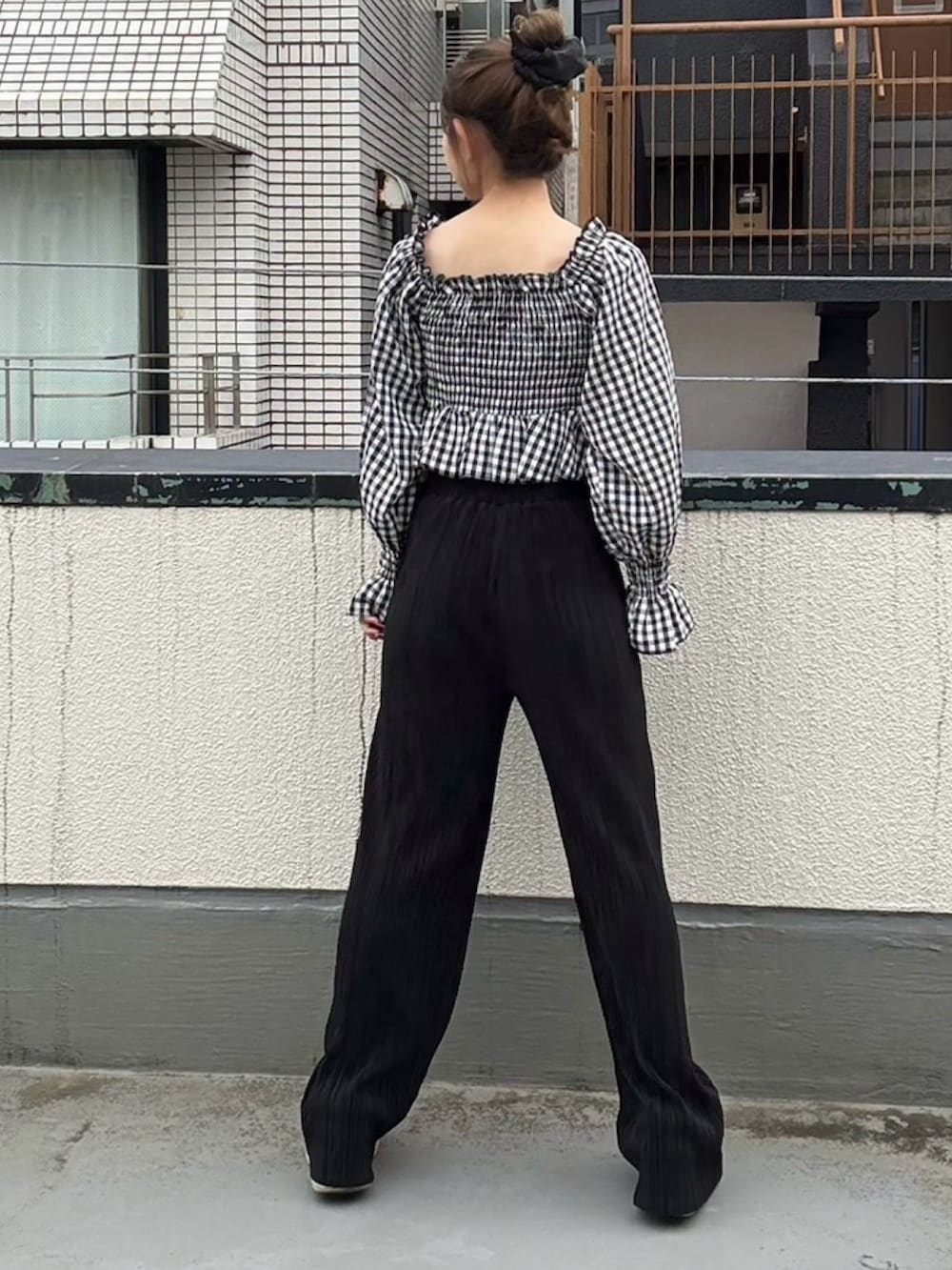 ブラック系のその他パンツ、ブラック系のシャツ/ブラウスを着用したレディースの春コーディネートの6枚目の写真