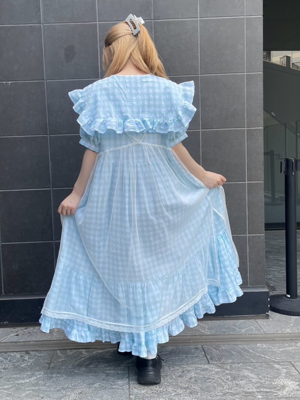 ブルー系のワンピース、ホワイト系のワンピースを着用したレディースの夏コーディネートの4枚目の写真