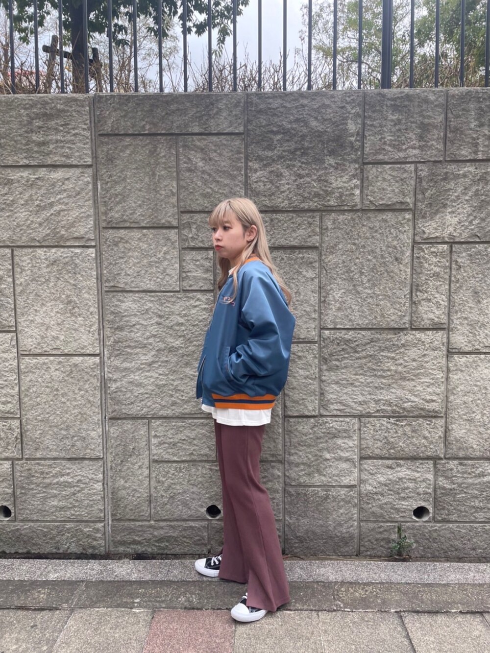 ブルー系のブルゾン、ホワイト系のTシャツ/カットソー、ブラウン系のその他パンツを着用したレディースの冬コーディネートの5枚目の写真