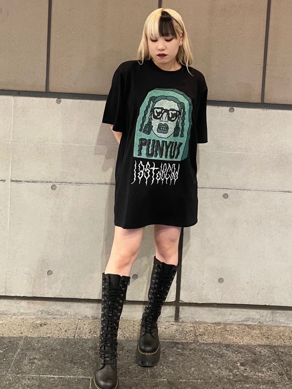 ブラック系のTシャツ/カットソーを着用したレディースの夏コーディネートの2枚目の写真