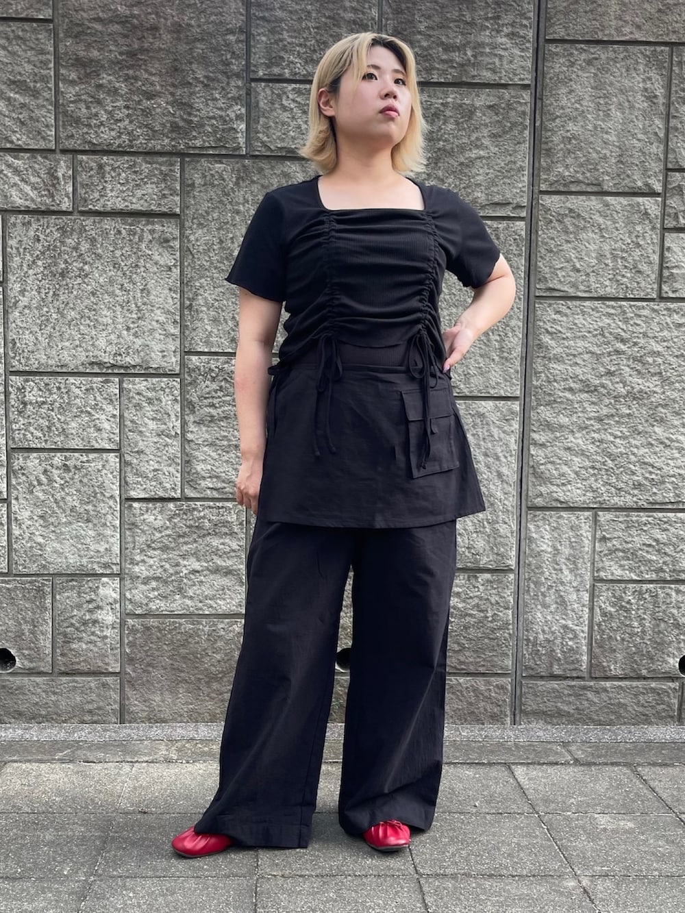 ブラック系のその他パンツ、ブラック系のTシャツ/カットソーを着用したレディースの夏コーディネートの2枚目の写真