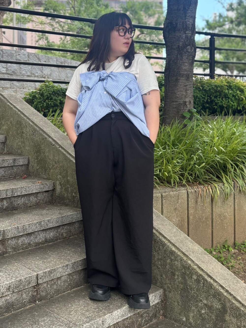 ブラック系のその他パンツ、ブルー系のシャツ/ブラウス、ホワイト系のTシャツ/カットソーを着用したレディースの夏コーディネートの2枚目の写真