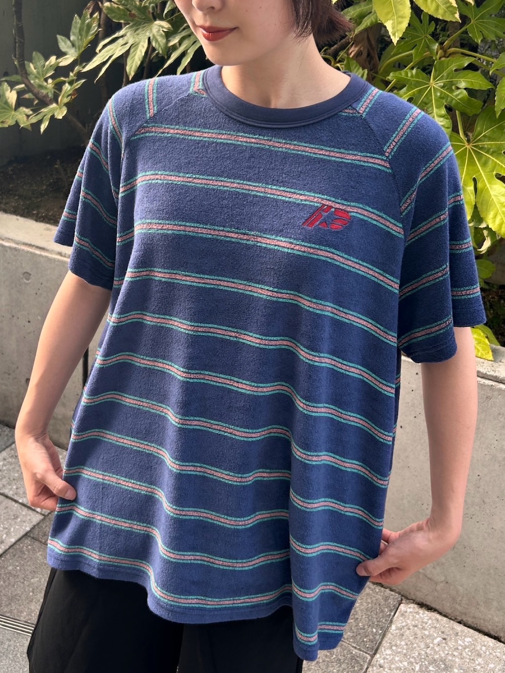 ブルー系のTシャツ/カットソー、ブラック系のその他パンツを着用したレディースの夏コーディネートの3枚目の写真