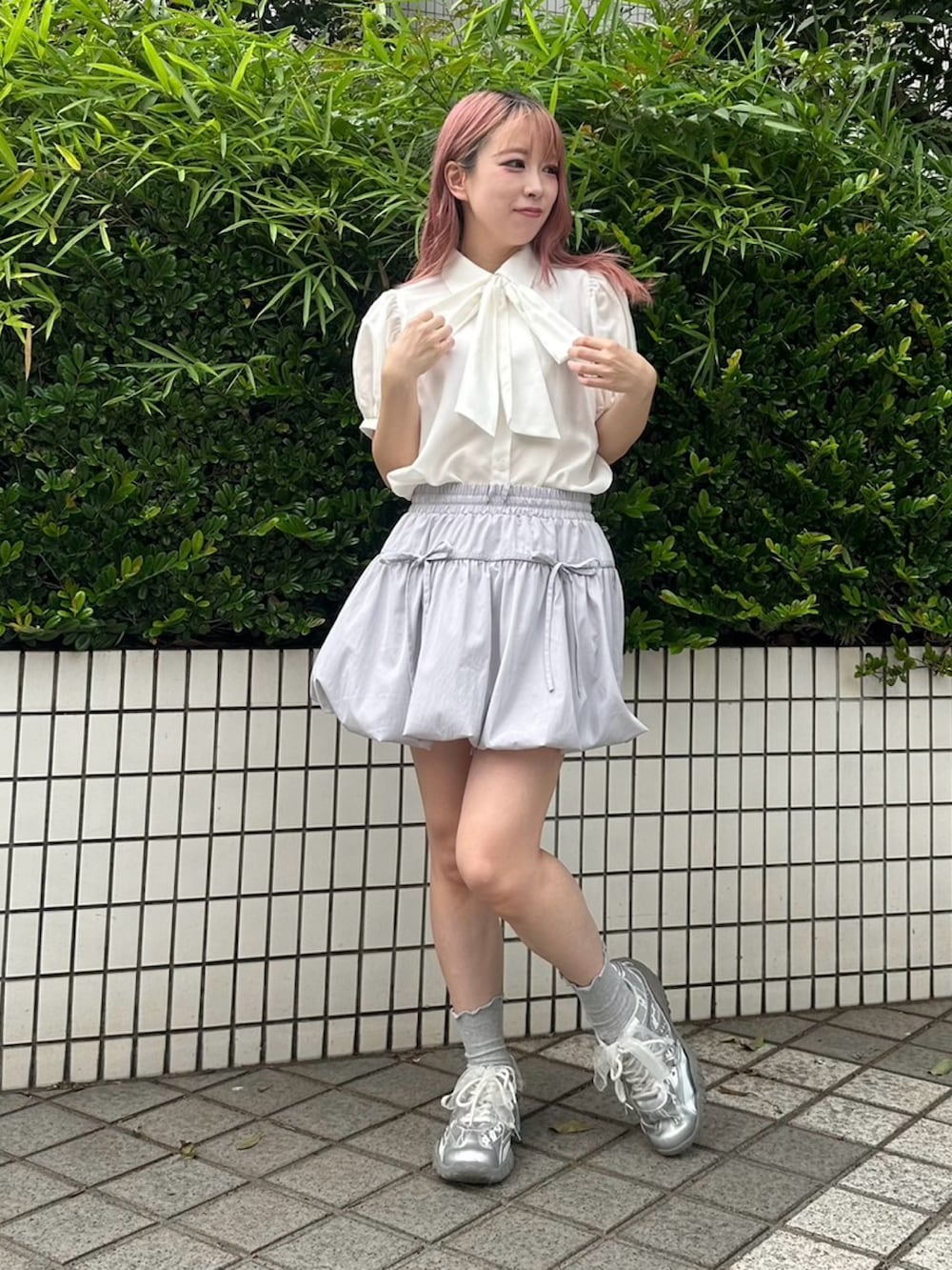 ホワイト系のシャツ/ブラウス、グレー系のスカートを着用したレディースの夏コーディネートの3枚目の写真