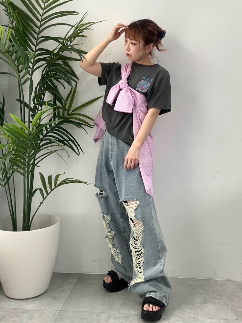 ブルー系のデニムパンツ、ピンク系のシャツ/ブラウス、ブラック系のTシャツ/カットソーを着用したレディースの夏コーディネートの3枚目の写真