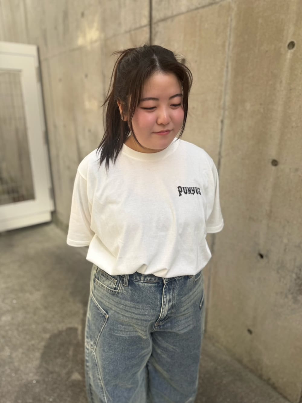 ブルー系のデニムパンツ、ホワイト系のTシャツ/カットソーを着用したレディースの春コーディネートの5枚目の写真