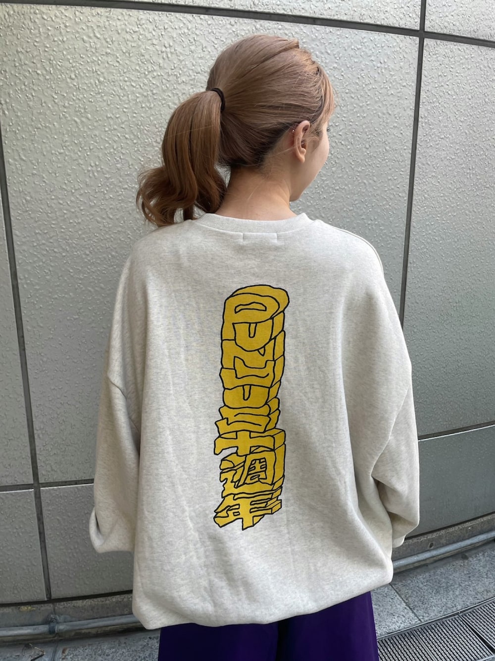 ベージュ系のスウェット、パープル系のその他パンツを着用したレディースの春コーディネートの3枚目の写真