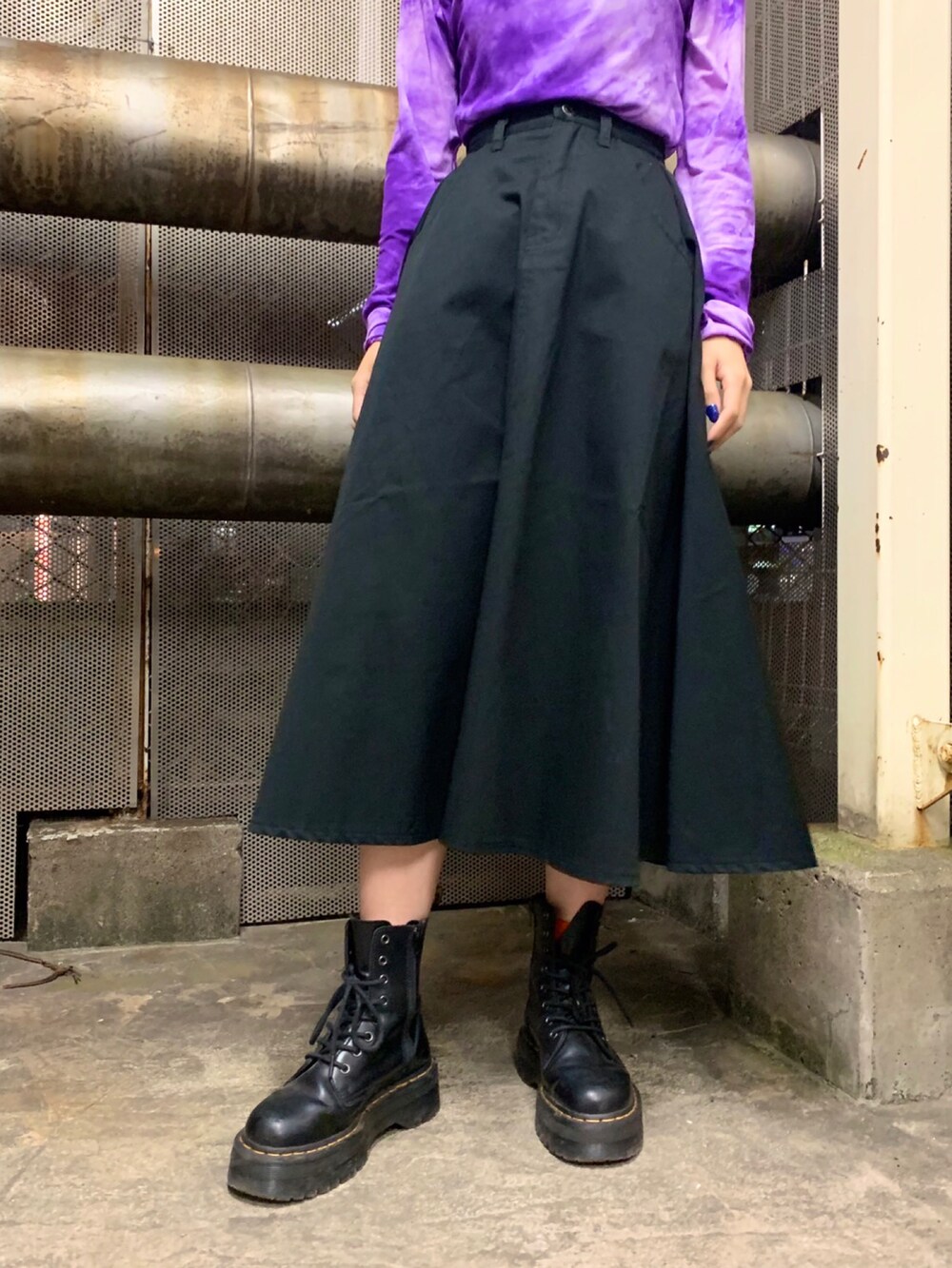 パープル系のTシャツ/カットソー、ブラック系のスカート、ブラック系のMA-1を着用したレディースの冬コーディネートの4枚目の写真