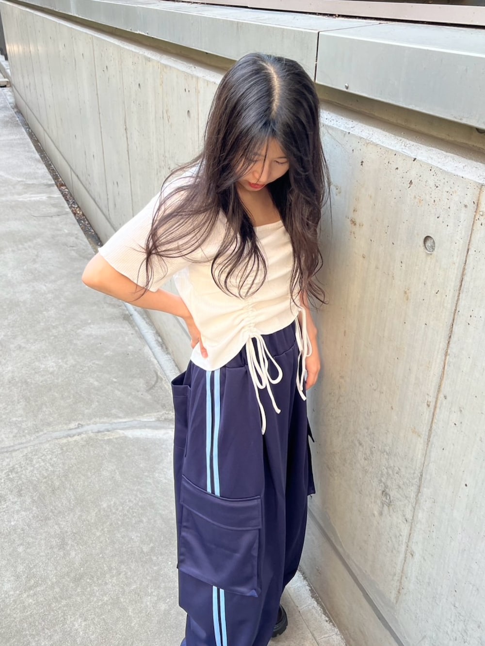 ブルー系のカーゴパンツ、ホワイト系のTシャツ/カットソーを着用したレディースの春コーディネートの4枚目の写真