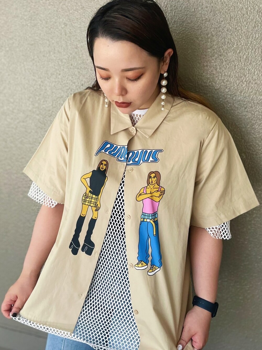 ベージュ系のシャツ/ブラウス、ホワイト系のTシャツ/カットソー、ブルー系のデニムパンツを着用したレディースの夏コーディネートの2枚目の写真