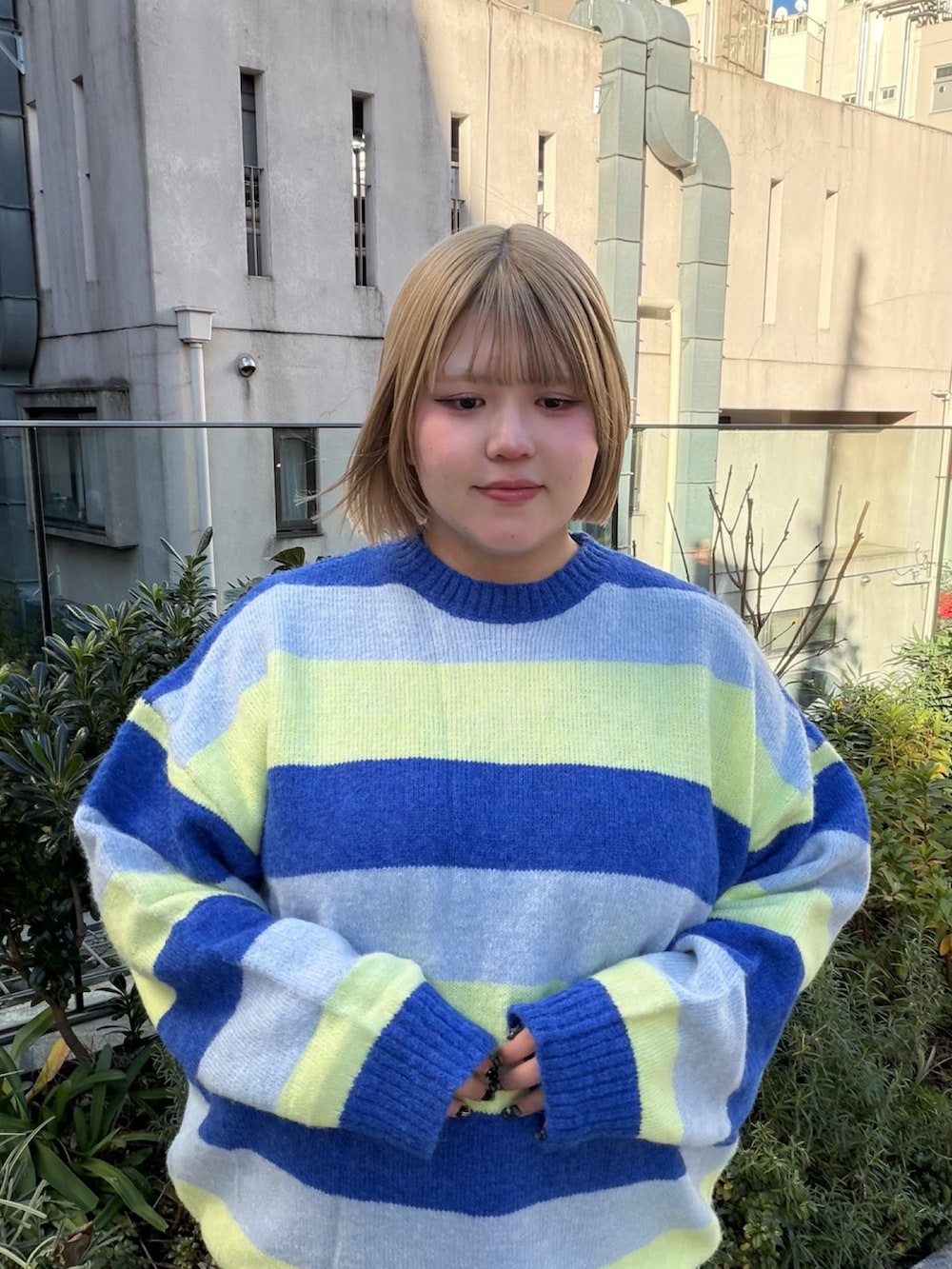 ブルー系のニット/セーター、ブルー系のデニムパンツを着用したレディースの冬コーディネートの4枚目の写真