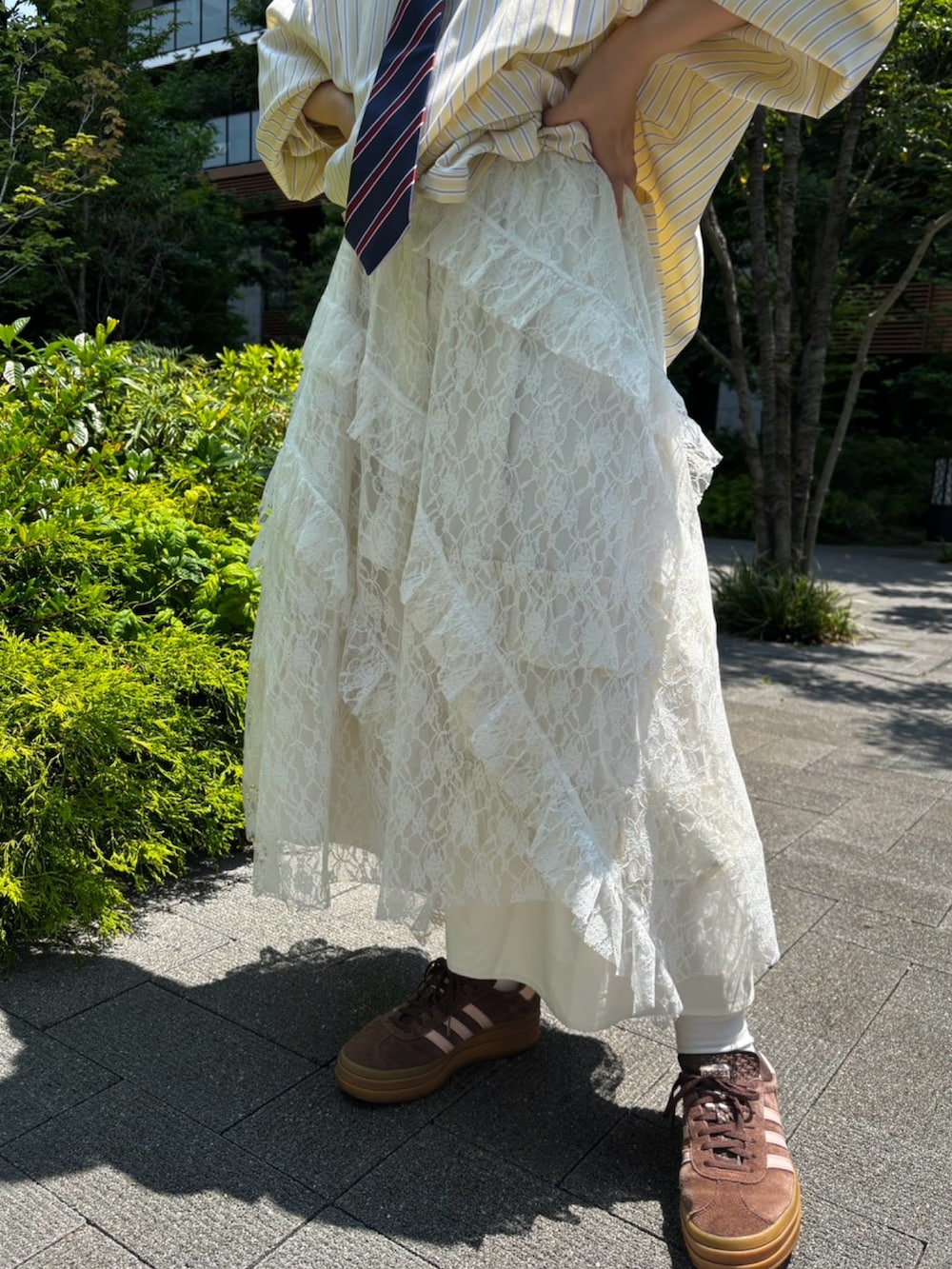 ホワイト系のスカート、ホワイト系のスカート、イエロー系のシャツ/ブラウスを着用したレディースの夏コーディネートの6枚目の写真