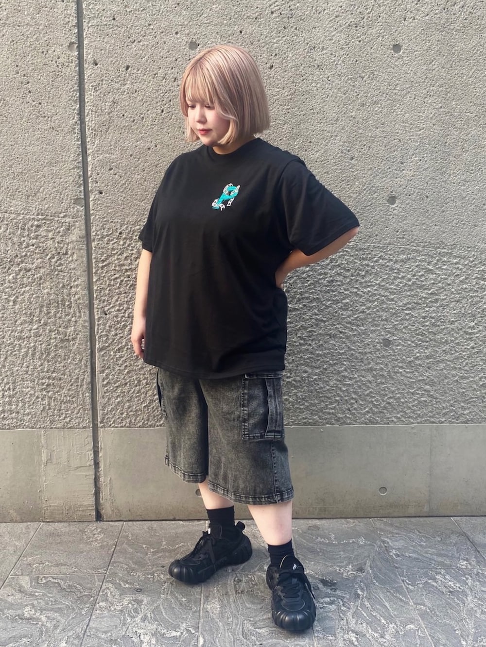 ブラック系のTシャツ/カットソー、ブラック系のデニムパンツを着用したレディースの秋コーディネートの2枚目の写真