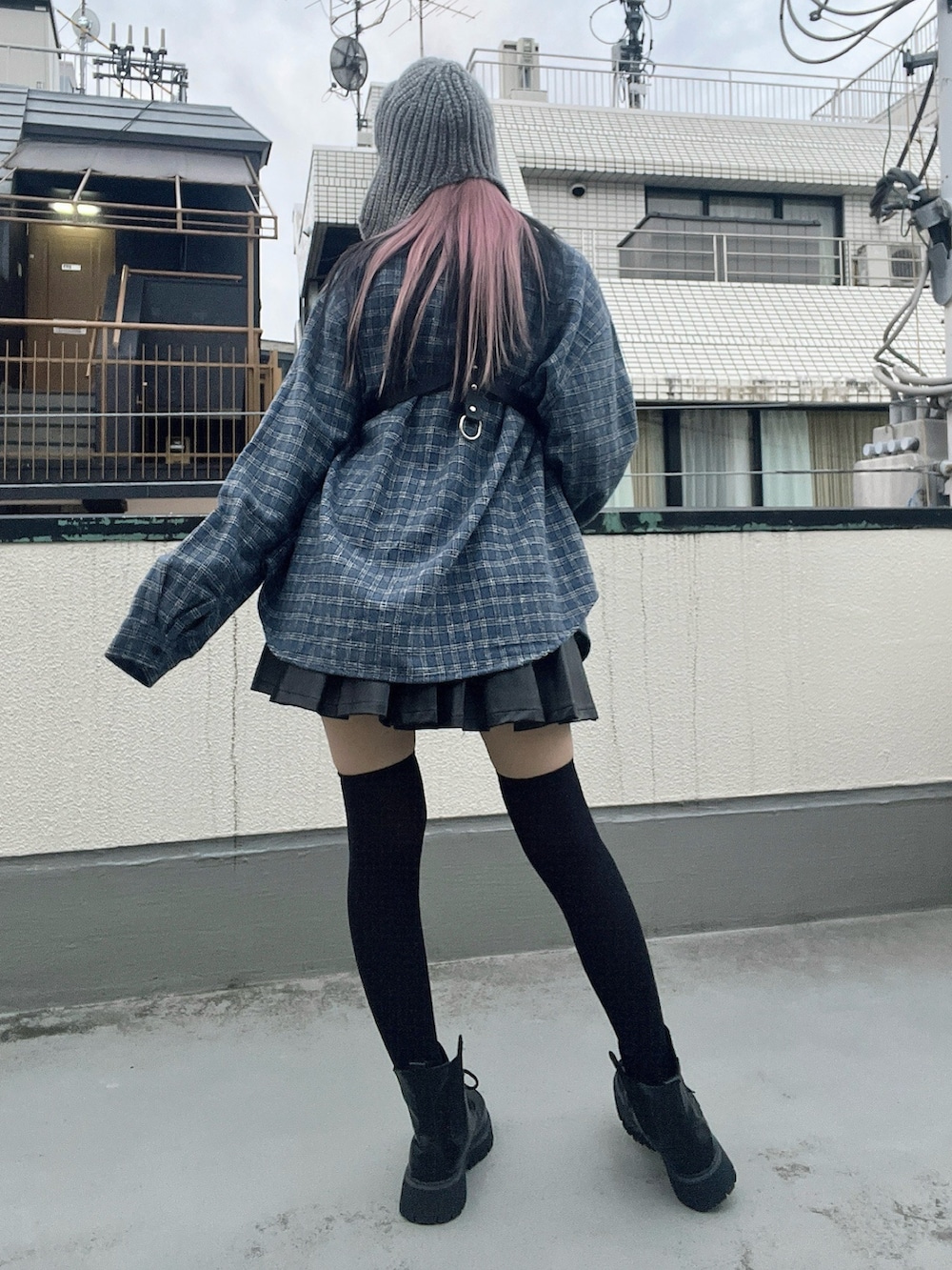 ブルー系のシャツ/ブラウス、ブラック系のスカート、ブラック系のベルトを着用したレディースの秋コーディネートの3枚目の写真