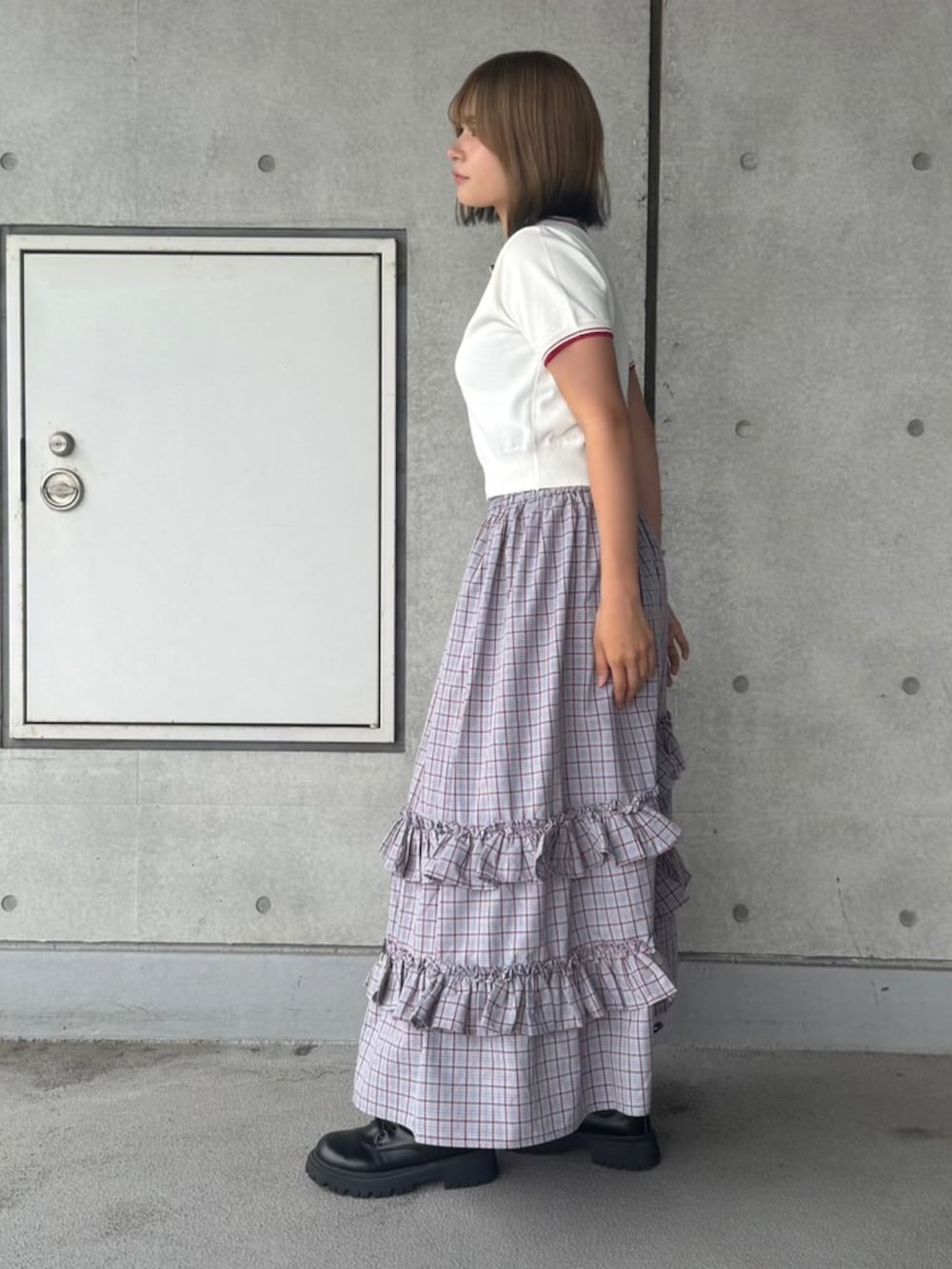 ブルー系のスカート、ホワイト系のポロシャツを着用したレディースの夏コーディネートの2枚目の写真