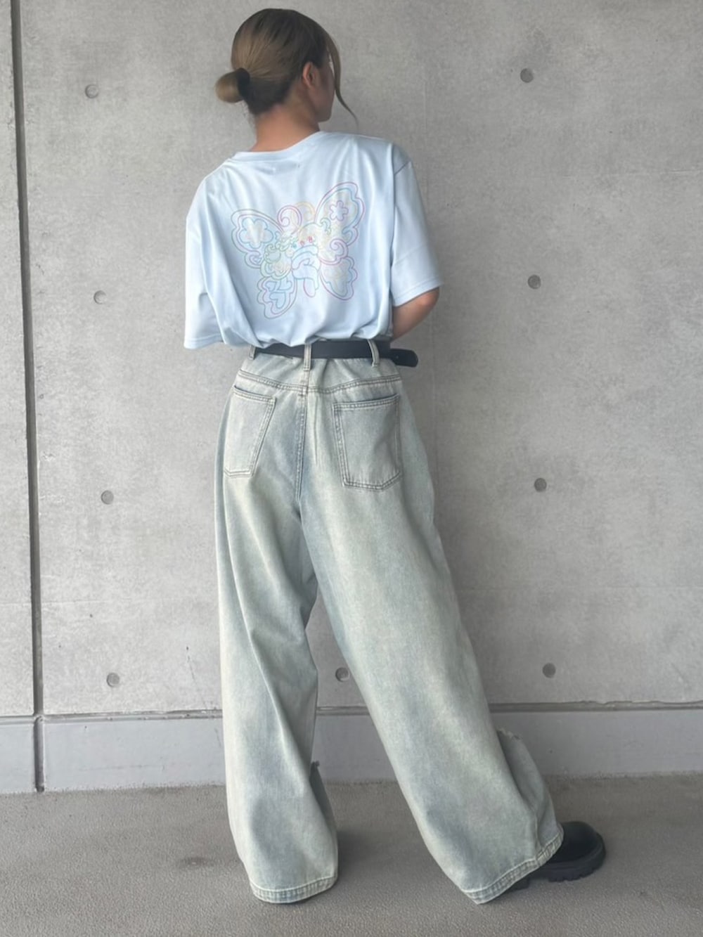 ブルー系のデニムパンツ、ブルー系のTシャツ/カットソーを着用したレディースの夏コーディネートの5枚目の写真