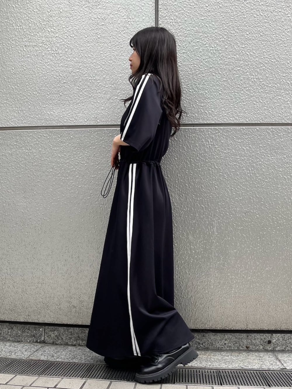 ブラック系のワンピースを着用したレディースの夏コーディネートの3枚目の写真