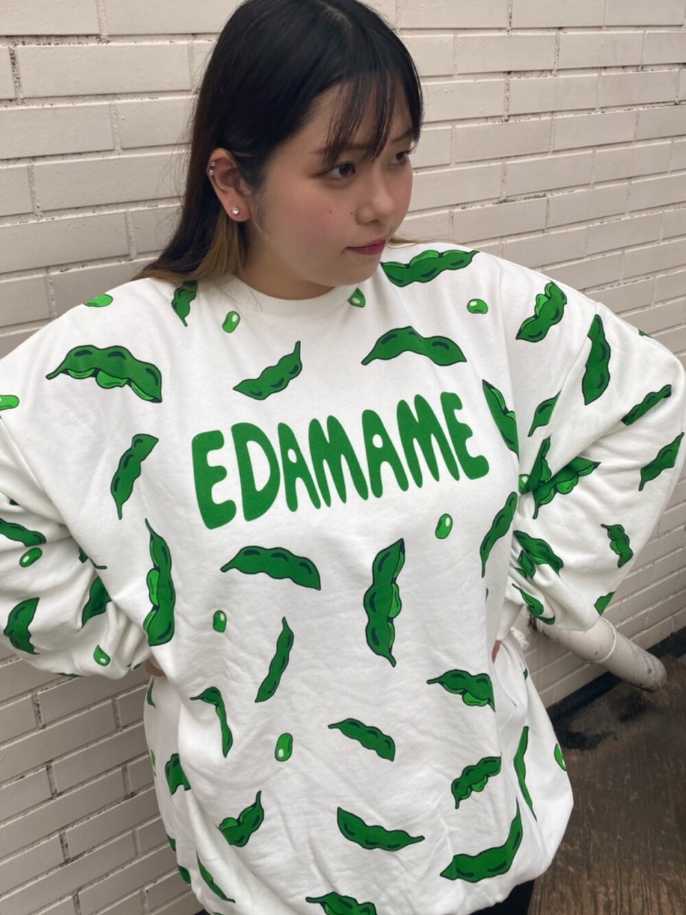 ブラック系のスニーカー、グリーン系のスウェット、グリーン系のレギンス/スパッツを着用したレディースの夏コーディネートの2枚目の写真