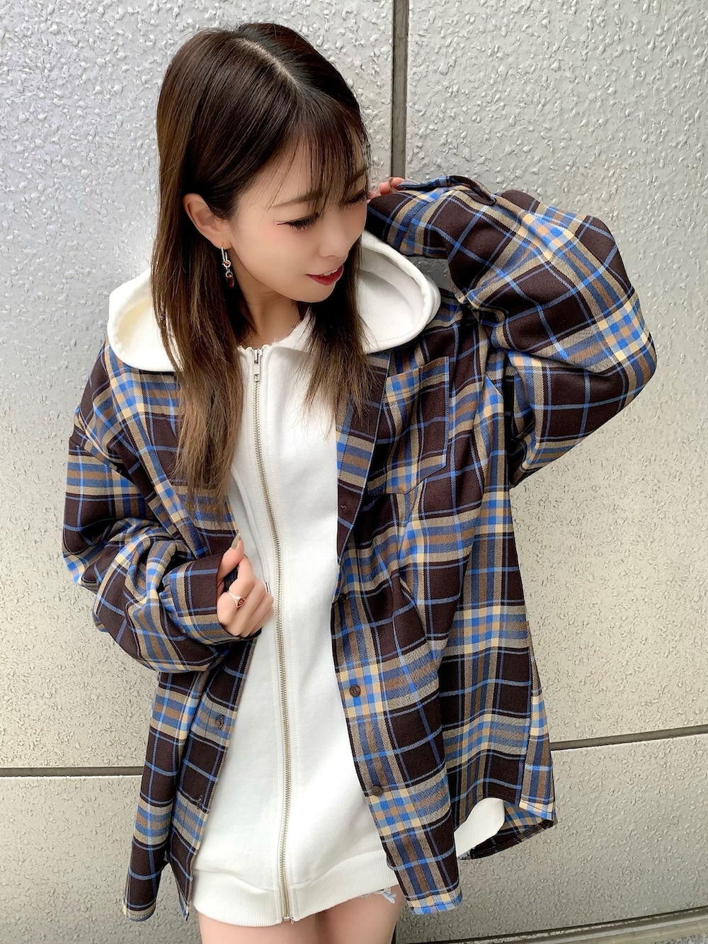 ホワイト系のパーカー、ブラウン系のシャツ/ブラウスを着用したレディースの秋コーディネートの2枚目の写真