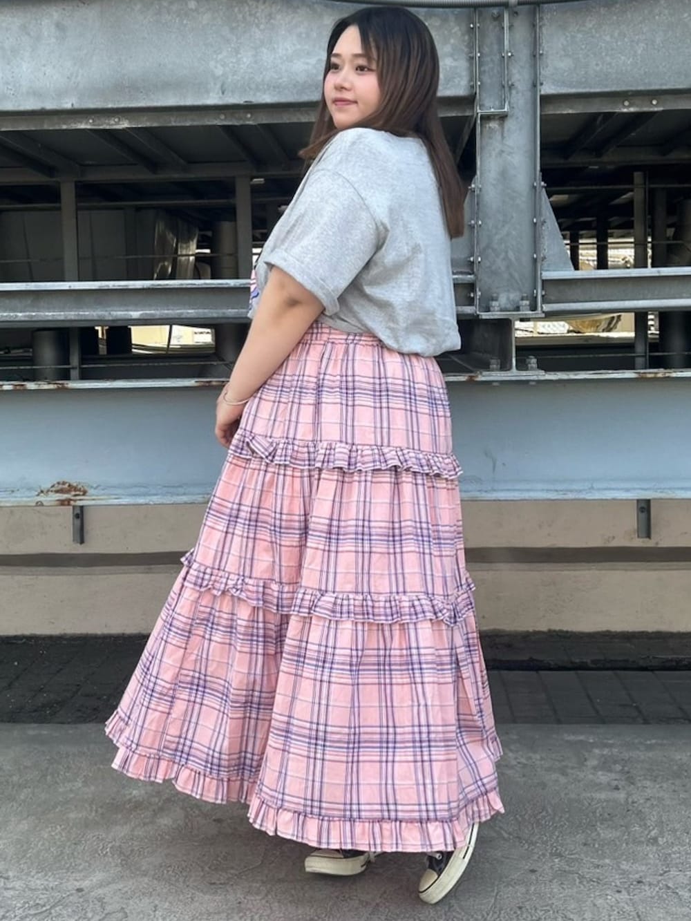 グレー系のTシャツ/カットソー、ピンク系のスカートを着用したレディースの夏コーディネートの3枚目の写真