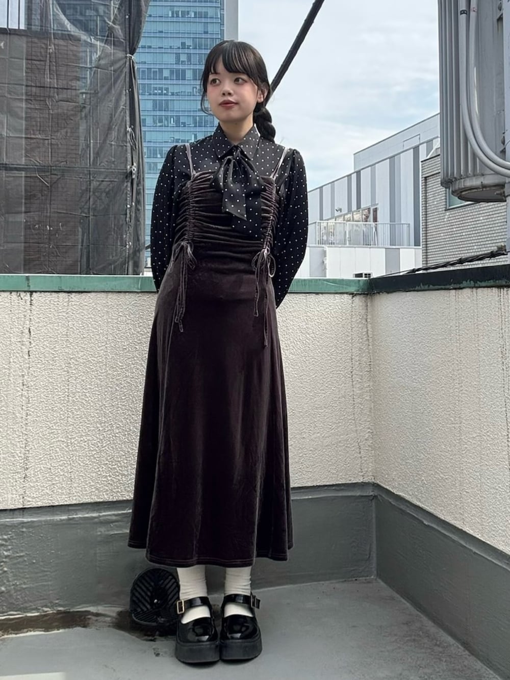 グレー系のワンピース、ブラック系のシャツ/ブラウスを着用したレディースの春コーディネートの3枚目の写真