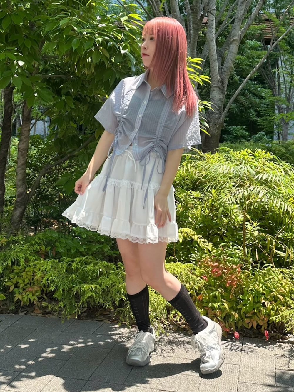 ホワイト系のスカート、ブルー系のシャツ/ブラウスを着用したレディースの夏コーディネートの2枚目の写真