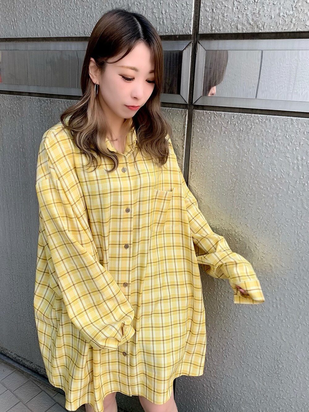 イエロー系のシャツ/ブラウス、ブラック系のスカートを着用したレディースの冬コーディネートの4枚目の写真