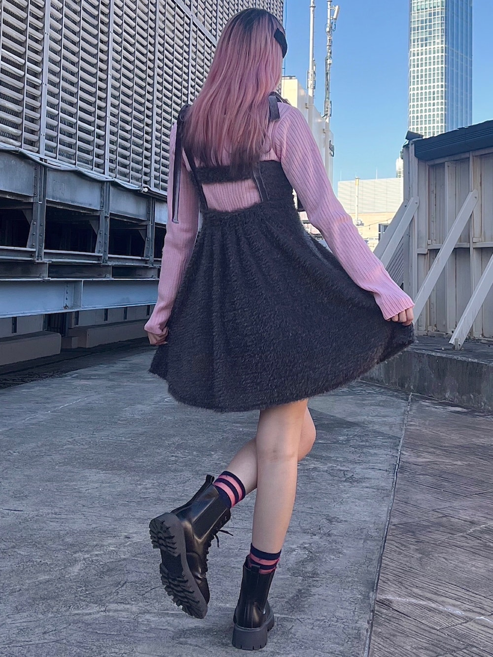 グレー系のワンピース、ピンク系のニット/セーターを着用したレディースの冬コーディネートの2枚目の写真