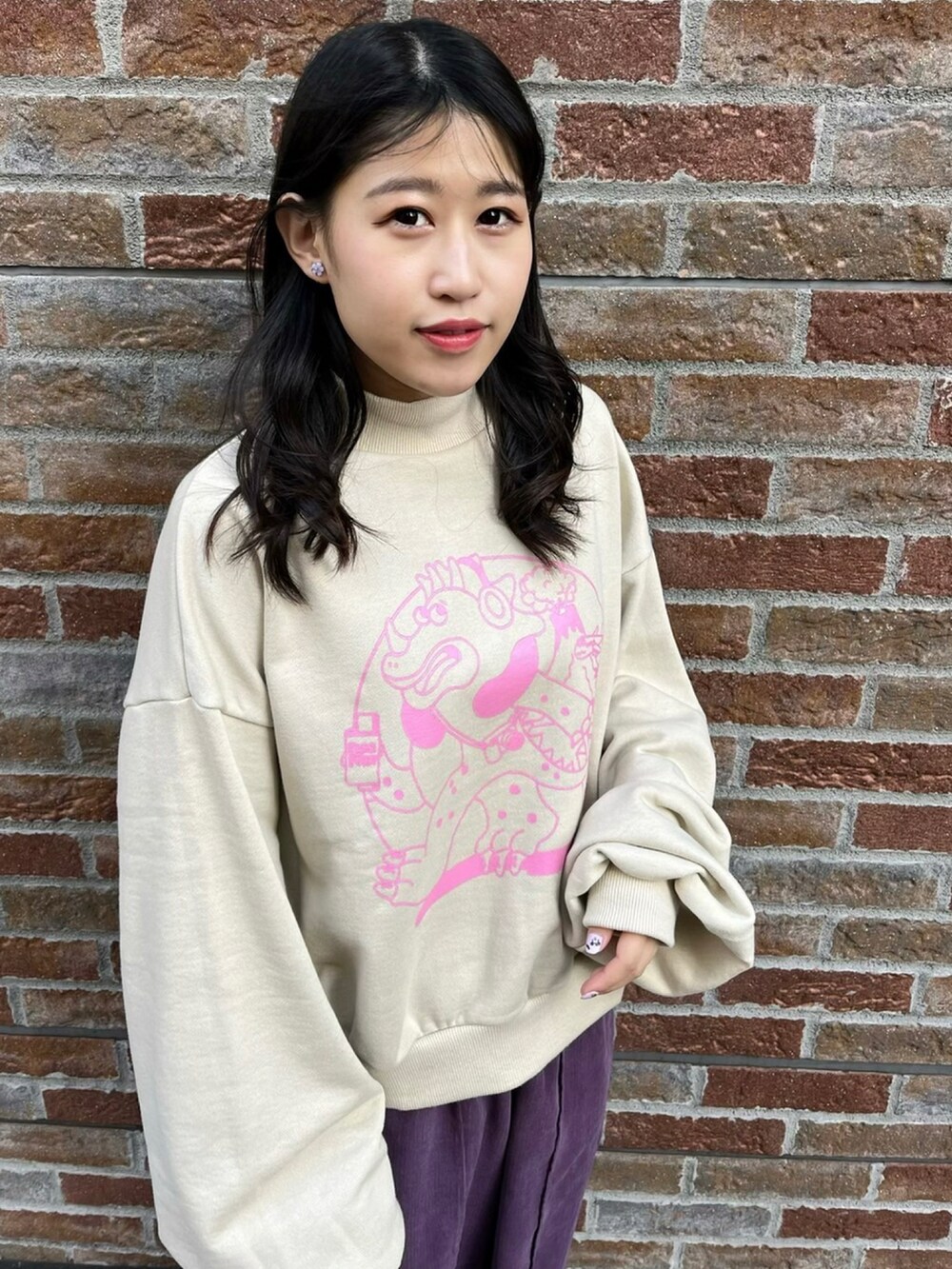 パープル系のその他パンツ、ベージュ系のスウェットを着用したレディースの秋コーディネートの2枚目の写真